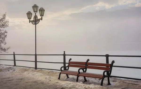 Banc et lanterne sur le brouillard matin d'hiver — Photo
