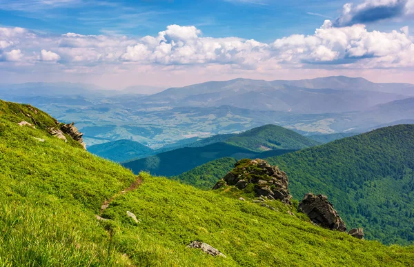 Gräsbevuxen kulle över klippan i bergen — Stockfoto