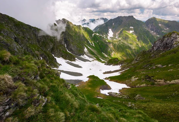 Valle con nieve en las montañas de verano — Foto de Stock