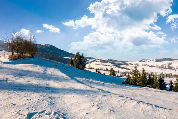 Wunderschöne Winterlandschaft in den Bergen — Stockfoto