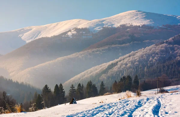 Paisagem maravilhosa inverno em montanhas — Fotografia de Stock