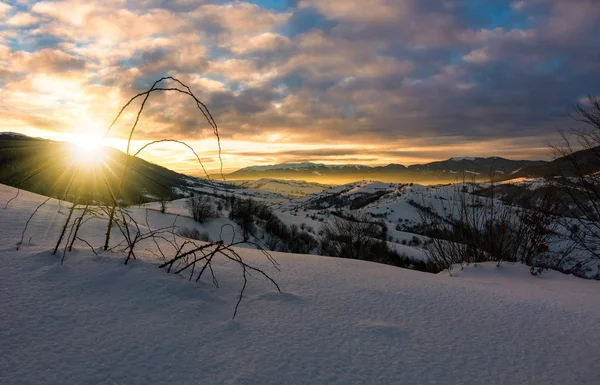 Amanecer de invierno en la zona rural montañosa — Foto de Stock