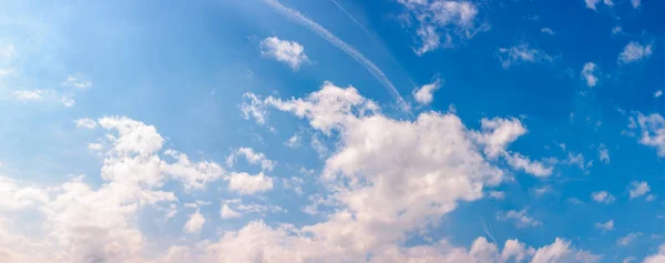 Incredibili formazioni nuvolose su un cielo blu — Foto Stock