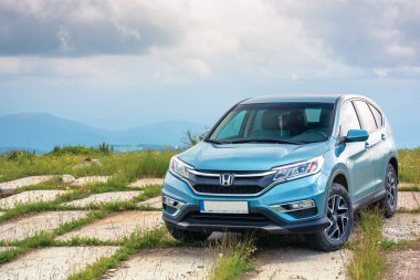 Bulutlu bir günde dağlarda popüler aile cipi