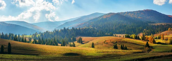 Landsbygdsområde i Karpaterna på hösten — Stockfoto