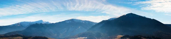 Panorama di cresta montuosa con cime innevate — Foto Stock
