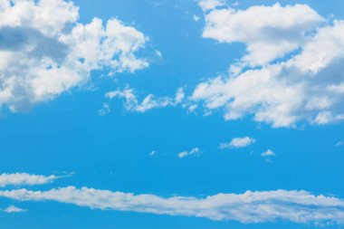 Kabarık bulutlu masmavi gökyüzü