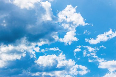 Kabarık bulutlu masmavi gökyüzü