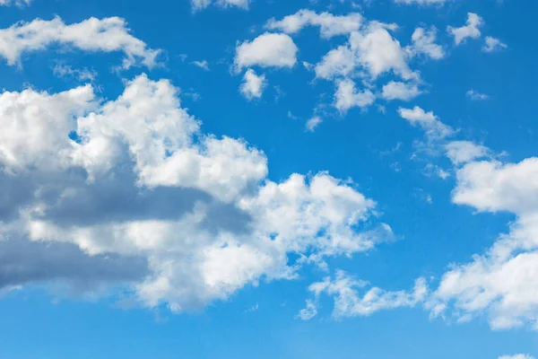 Bulutlu mavi gökyüzü güneşli bir nisan gününde — Stok fotoğraf