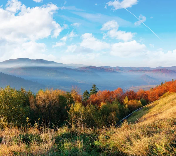 Maravilloso amanecer de otoño en las montañas — Foto de Stock