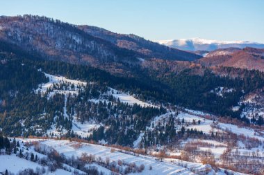 dağ sırtı ile karlı tepe Panoraması