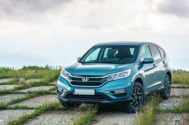 Bulutlu bir günde dağlarda popüler aile cipi