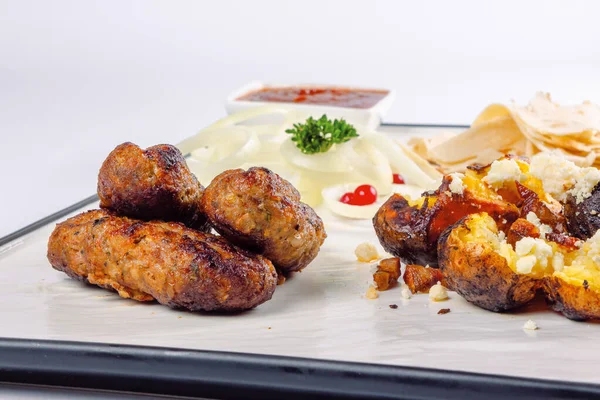 Kebab och bakad potatis med ost — Stockfoto