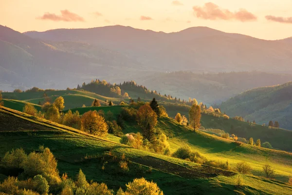 Bergige Landschaft bei Sonnenuntergang — Stockfoto