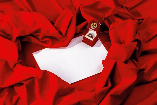 Composición de la tarjeta de San Valentín en un tejido rojo —  Fotos de Stock