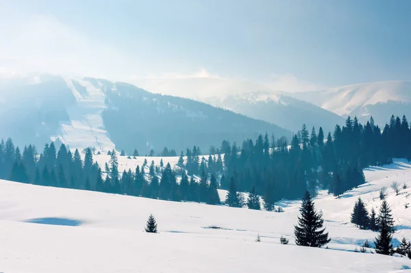 Campagne montagneuse en hiver — Photo