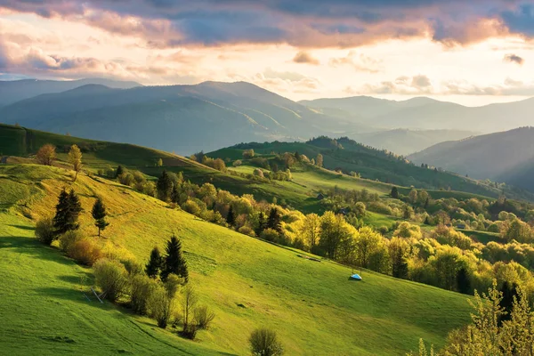 Campo montañoso al atardecer — Foto de Stock