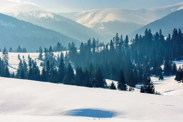 Campagne montagneuse en hiver — Photo