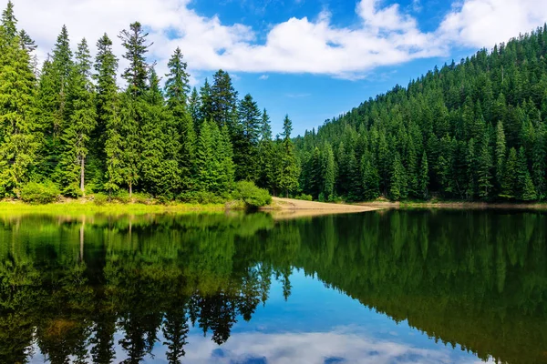 夏天的山湖 — 图库照片