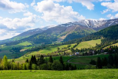 Baharda dağlık kırsal alan