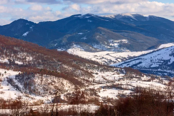 Paisaje rural montañoso en un día soleado de invierno — Foto de Stock