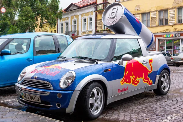 Red Bull mini Cooper samochód reklamowy — Zdjęcie stockowe