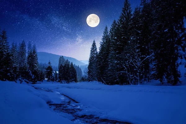 Rio de montanha congelado e coberto de neve à noite — Fotografia de Stock