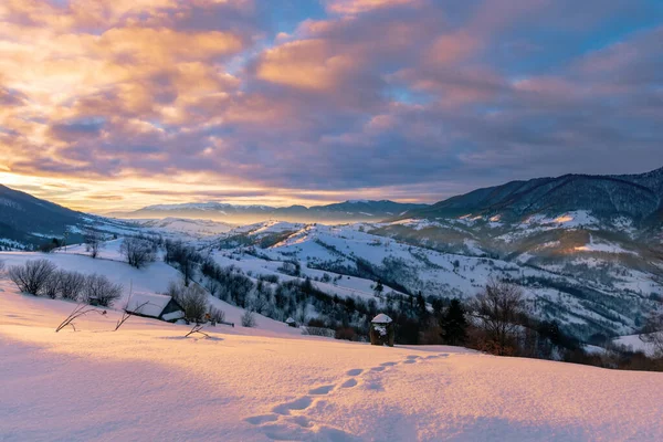 Campo montañoso en invierno al amanecer — Foto de Stock