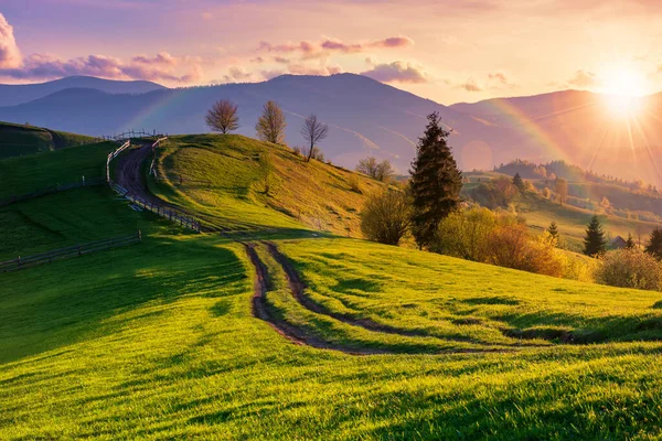 Paisaje rural montañoso a la luz de la tarde —  Fotos de Stock