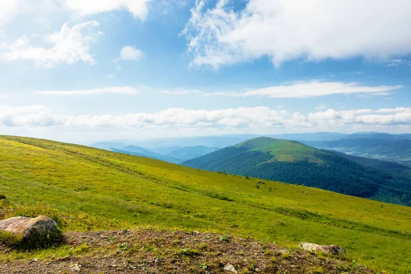 Paisagem montesa com nuvens — Fotografia de Stock