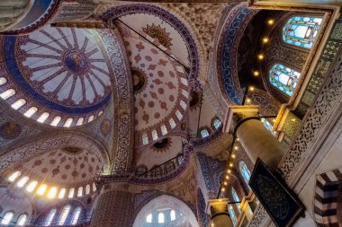 Mavi caminin içinde.