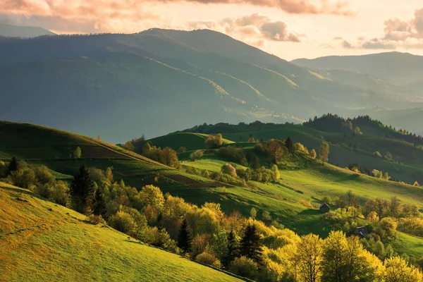 Campagne montagneuse au coucher du soleil — Photo