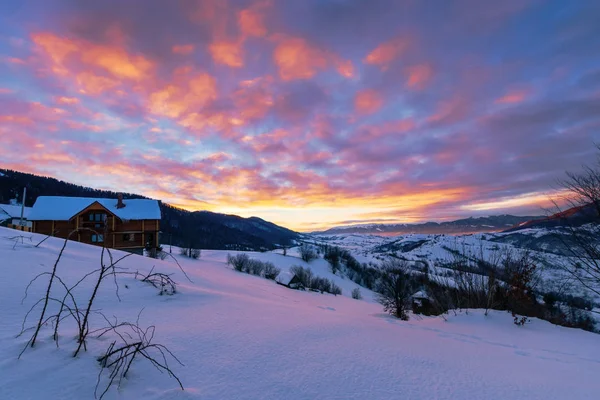 Bergige Landschaft im Winter im Morgengrauen — Stockfoto