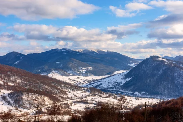 Güneşli bir kış gününde dağlık kırsal alan — Stok fotoğraf