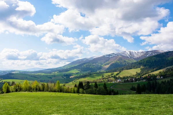 Górski krajobraz wiejski wiosną — Zdjęcie stockowe