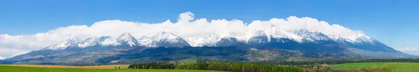 Panoráma magas taták hegygerinc tavasszal — Stock Fotó