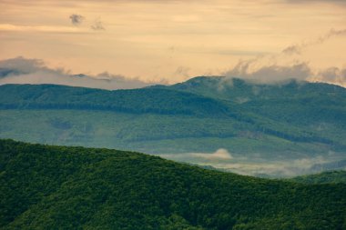 Tepelerden yükselen bulutlar