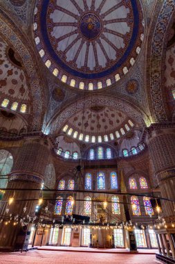 Mavi caminin içinde.