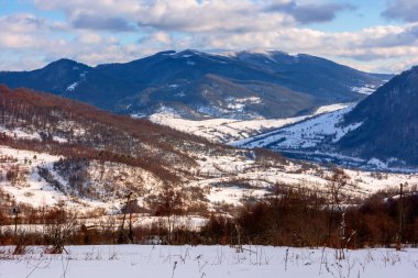 Güneşli bir kış gününde dağlık kırsal alan