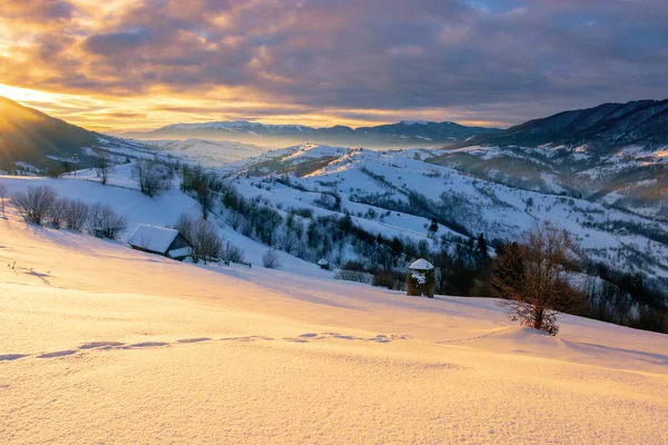 冬天黎明时分的山地乡村 — 图库照片