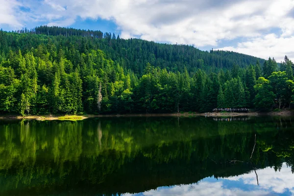 Lago de montanha no verão — Fotografia de Stock