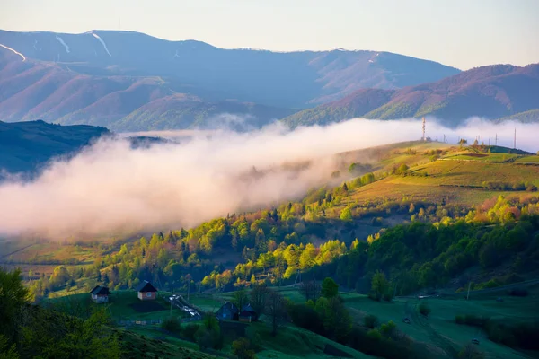 Гірська сільська місцевість вранці — стокове фото