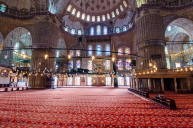 Mavi caminin içinde.