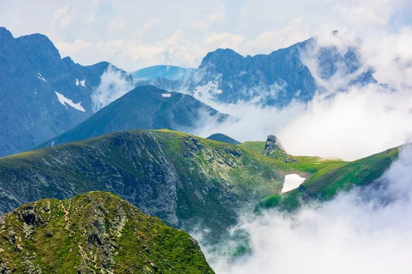 Bulutların üstündeki dağ sırtı zirveleri — Stok fotoğraf