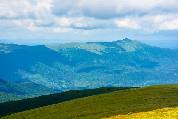 Horská krajina s mraky — Stock fotografie