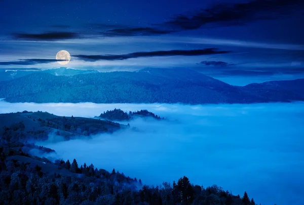 Geceleri dağlık kırlarda — Stok fotoğraf