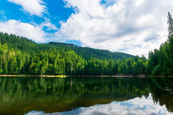 Гірське озеро в літній час — стокове фото