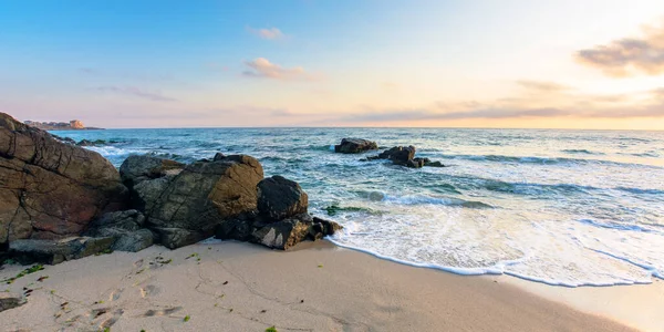 Havet stranden vid soluppgången — Stockfoto