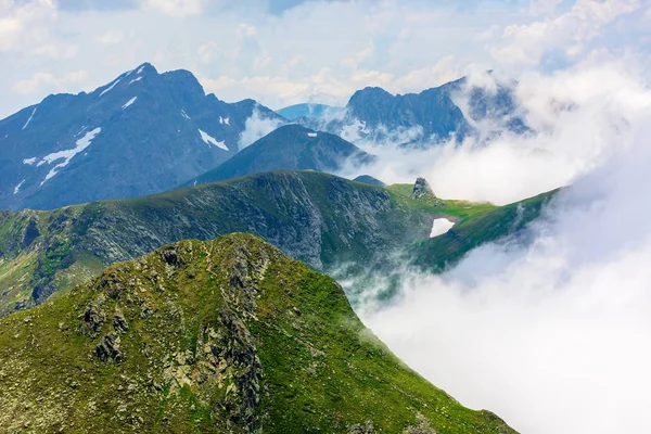Picos de cresta de montaña por encima de las nubes —  Fotos de Stock