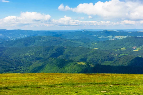 Paisaje de montaña con nubes — Foto de Stock